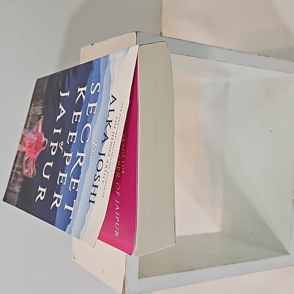 The Secret Keeper of Jaipur By Alka Josh Publisher Mira  Paperback edition 2021 - Picture 15 of 17